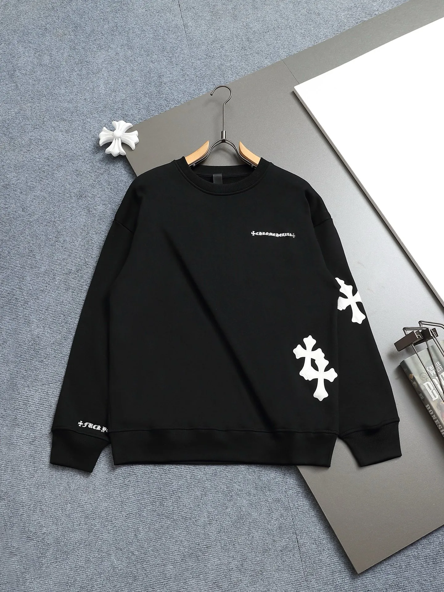 P230 Chrome hearts ch Chrome hearts cross leather embroidered round neck sweatshirt, large version, loose and stylish, low version, slim version, upper body and crotch pull, 100% commitment: top quality, not fast food, the highest version on the market, top quality, 420 grams, 26 custom-dyed double yarn cotton, same style for men and women, complete with three standards. Color: Black White Size: XS-L